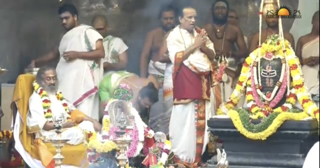 JGDSwamiji's tweet photo. Rudra homa in the presence of #Gurudev @SriSri #RaviShankar ji early morning from @ArtofLiving International Center @BangaloreAshram https://t.co/KYnb9rAC2q