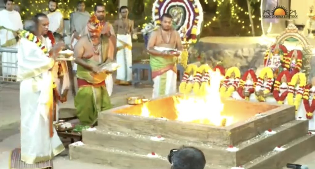 JGDSwamiji's tweet photo. Rudra homa in the presence of #Gurudev @SriSri #RaviShankar ji early morning from @ArtofLiving International Center @BangaloreAshram https://t.co/KYnb9rAC2q