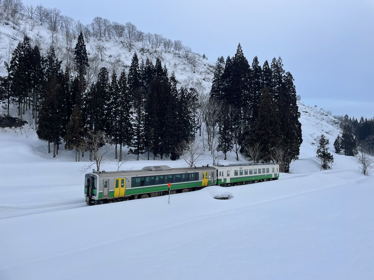 _dake_dake_'s tweet photo. 夏に続き、真冬の只見でテレワーク。
只見線��全線開通、只見雪まつりの前と言うこともあり、駅前はイメージが一転していたのには、ビックリ‼️
雪一面の景色を見ながら仕事すると、
頭も真っ白になり新たな発想が出てきました。
来てよかった、只見の町に。ありがとう！
#福島県 
#テレワーク
#只見線 https://t.co/q1QpS0WVbX