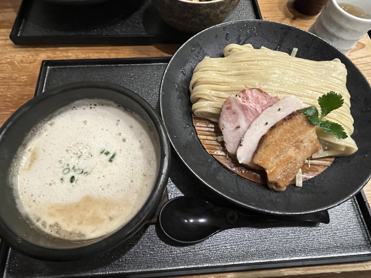 Ramenoki's tweet photo. 麺屋半蔵（藤が丘）
魚介つけ麺を注文。しっかり魚介の香りがありながら、魚臭さを一切感じない。また細かく泡だったスープはまろやかで、舌を柔らかく包み込む。備え付けの柚子胡椒をとけば味のギアを一段上げられる。
麺は平太で、小麦の香りがふんだんに漂い、食べ応えもバッチリ。
🅿️無し。 https://t.co/Bl3OAkDLKM