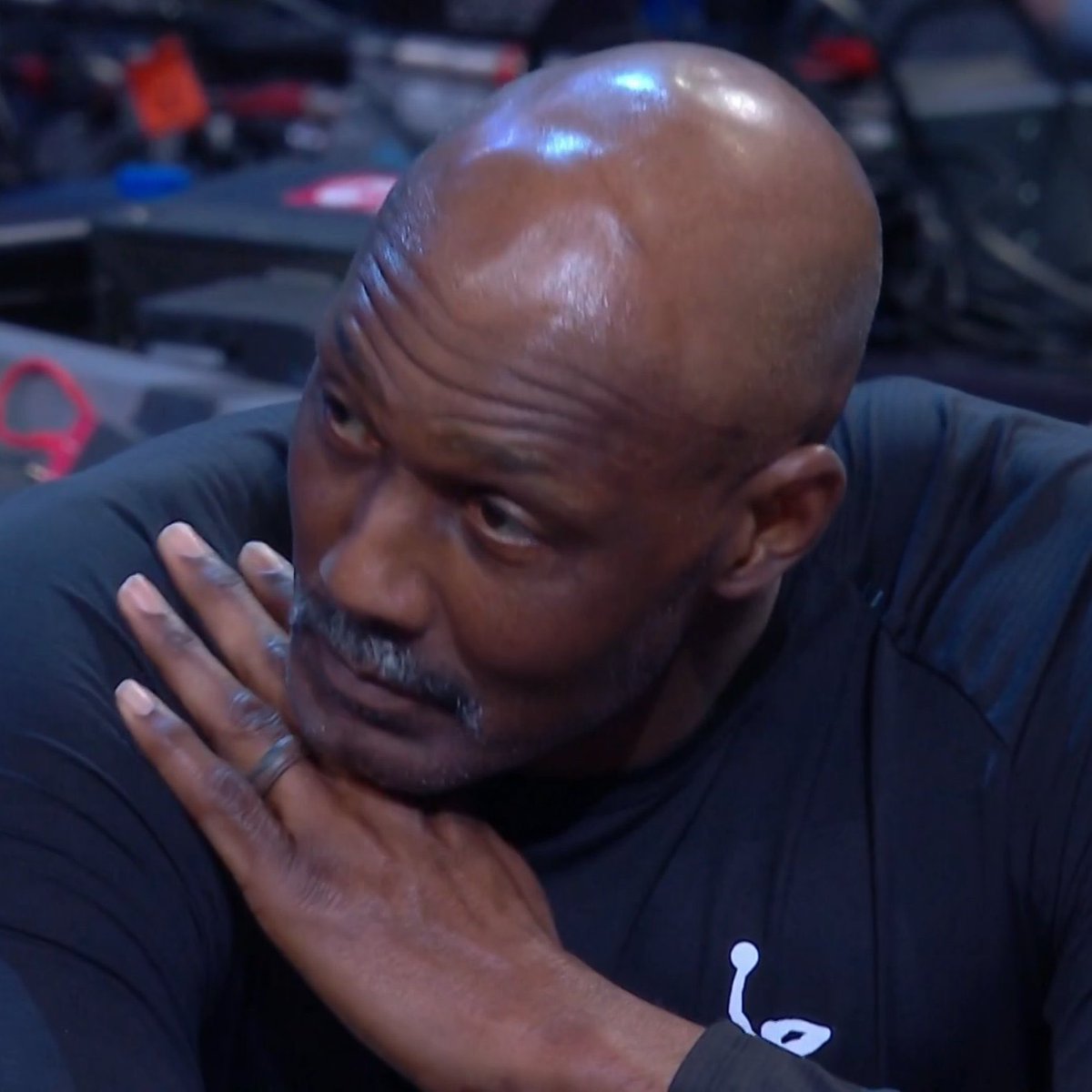 shewaveent's tweet photo. #KarlMalone watching #JerichoSims dunk
#ATTdunkcontest #NBAAllStar #dunkcontest https://t.co/Mn2ZB0rt6P