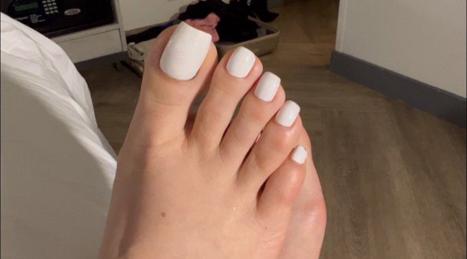 1 pic. Toes or soles? https://t.co/iA9QHUabAG