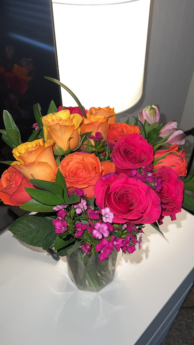 goddessivonnee's tweet photo. My bestie me dio flores! 🌸✨💕⭐️ https://t.co/1DIZlO197G