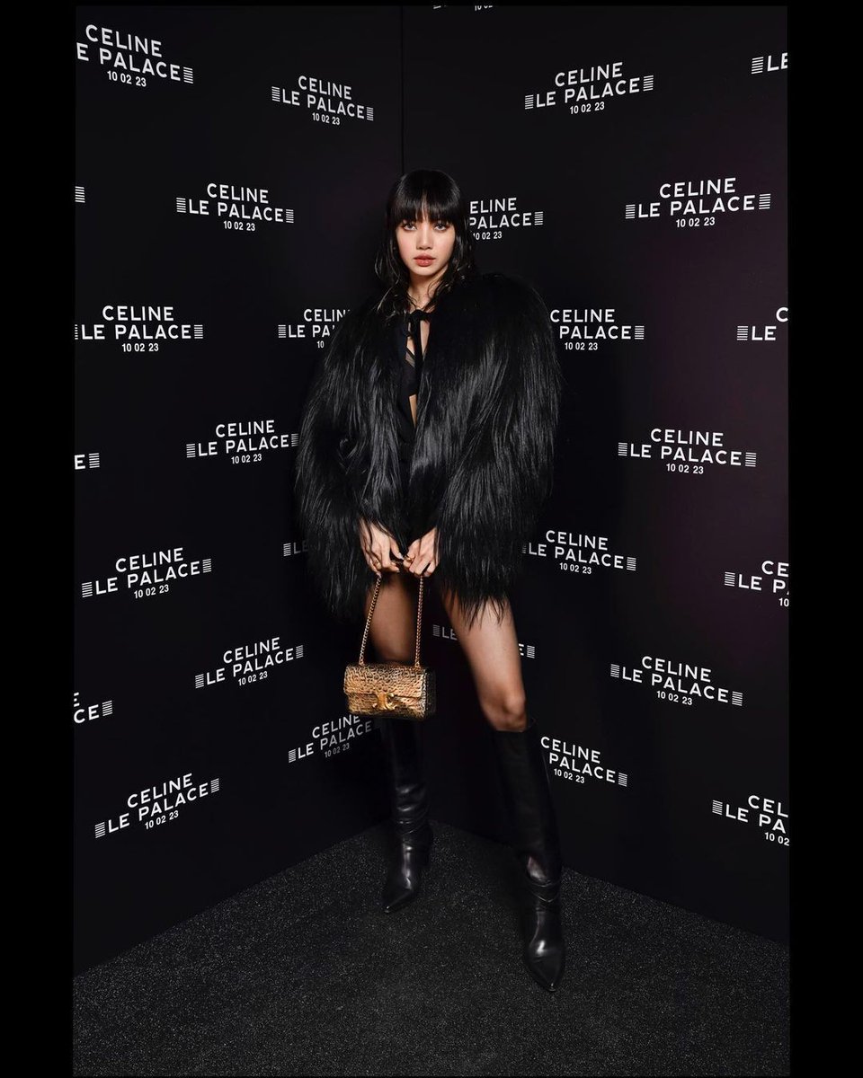 VOGUEIndia's tweet photo. #Blackpink's #Lisa channels grunge girl in black shorts and knee-high boots. TAP TO SEE: https://t.co/KtmeTBqMvz https://t.co/bxUgN5pv4r