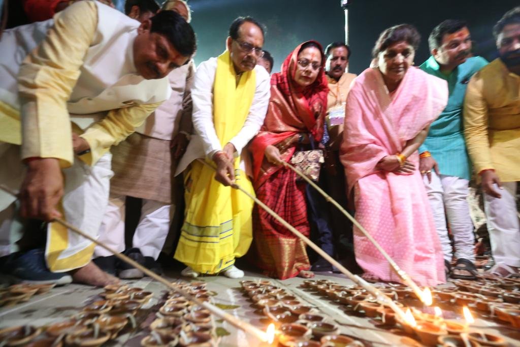 NewsIndiaDT's tweet photo. #उज्जैन ने महाशिवरात्रि पर गिनीज बुक ऑफ वर्ल्ड रिकॉर्ड में दर्ज कराया नाम, 18 लाख दीयों से जगमगाए क्षिप्रा के घाट
#ujjain #mahashivratri #mahashivratri2023 #ShivrajSinghChouhan @ChouhanShivraj #Ayodhya #deepmahotsav #newrecord https://t.co/SsJ4anybPr