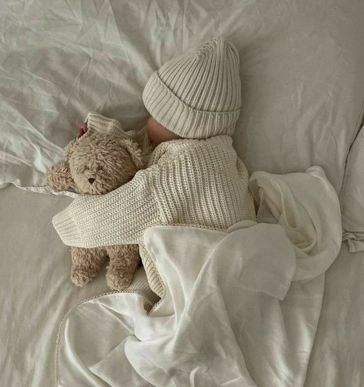 Noches frías, entonces visto a Mikasa acorde al clima aunque le quede grande su ropita.