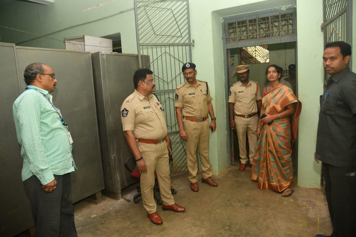 KAKINADAPOLICE's tweet image. స్థానిక పోలీస్ అధికారులు మరియు పరీక్ష నిర్వహణ అధికారుల తో కలిసి భద్రతాపరంగాను, పరీక్ష రాసే అభ్యర్థుల సౌలభ్యం కోసం తీసుకున్న చర్యలను ప్రత్యక్షంగా పర్యవేక్షిస్తున్నారు. #apslprb