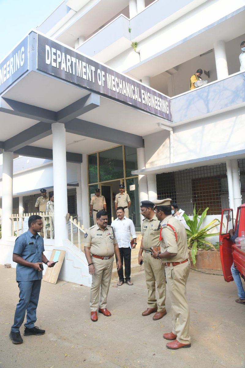 KAKINADAPOLICE's tweet image. స్థానిక పోలీస్ అధికారులు మరియు పరీక్ష నిర్వహణ అధికారుల తో కలిసి భద్రతాపరంగాను, పరీక్ష రాసే అభ్యర్థుల సౌలభ్యం కోసం తీసుకున్న చర్యలను ప్రత్యక్షంగా పర్యవేక్షిస్తున్నారు. #apslprb