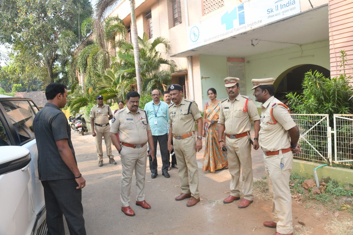 KAKINADAPOLICE's tweet image. స్థానిక పోలీస్ అధికారులు మరియు పరీక్ష నిర్వహణ అధికారుల తో కలిసి భద్రతాపరంగాను, పరీక్ష రాసే అభ్యర్థుల సౌలభ్యం కోసం తీసుకున్న చర్యలను ప్రత్యక్షంగా పర్యవేక్షిస్తున్నారు. #apslprb