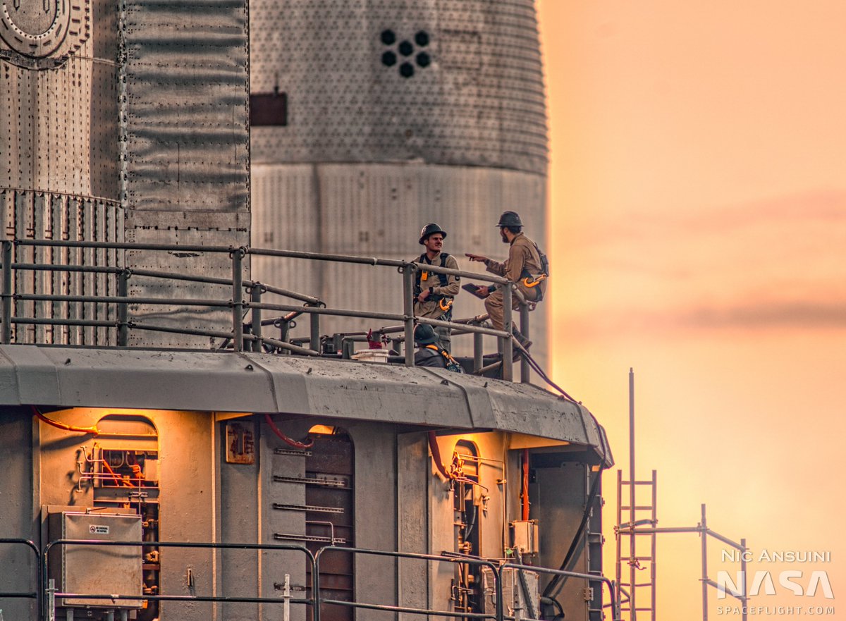 NicAnsuini's tweet photo. Hang’n out ‘n build’n rockets

-@NASASpaceflight https://t.co/LKP3sSDe2F