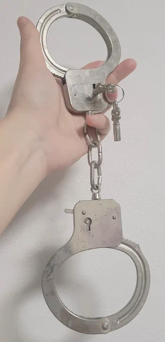 中学生時代に友人に貰った手錠が今になって刑事探索者描く資料になるの面白すぎ 