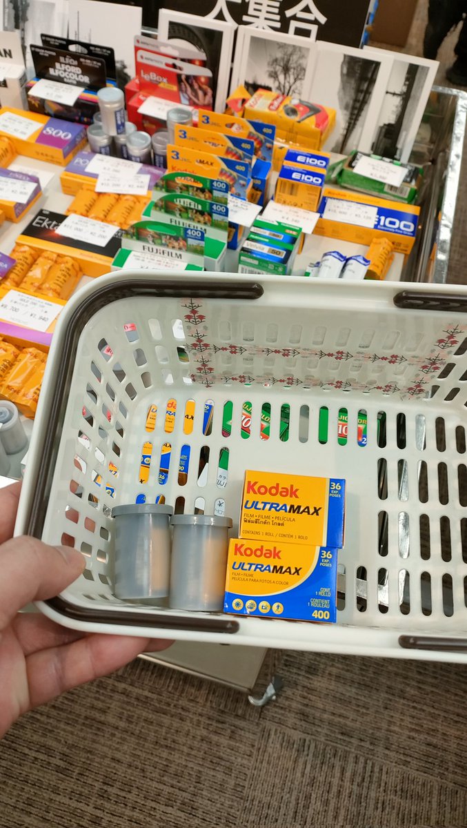 GraphyRokkor's tweet photo. 松屋の中古カメラ市は昨年の夏と同様にかわうそ商店さんでフィルムだけ購入😅前回と比べると、ジャンク箱とアジア系外国人と女性が多かったような気が…。銀座中央通りの歩行者天国にはパフォーマーの姿（デジカメ撮影）もあり、何だかんだニッポンは平和なのかも？
#銀座
#世界の中古カメラ市 https://t.co/SNWZyv7sM8