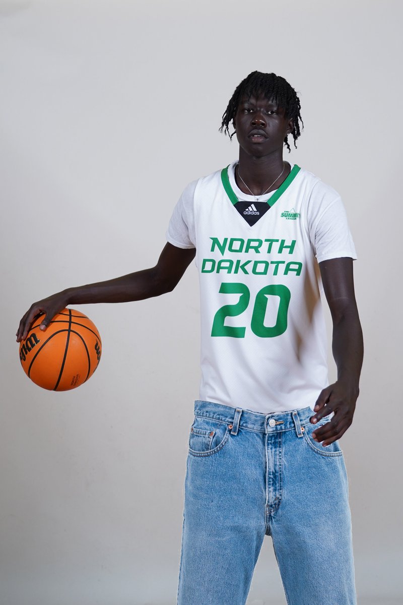 B.J. brought out his clutch jeans tonight as he hit two late threes and went 13-14 from the charity stripe 👖

#UNDproud | #LGH