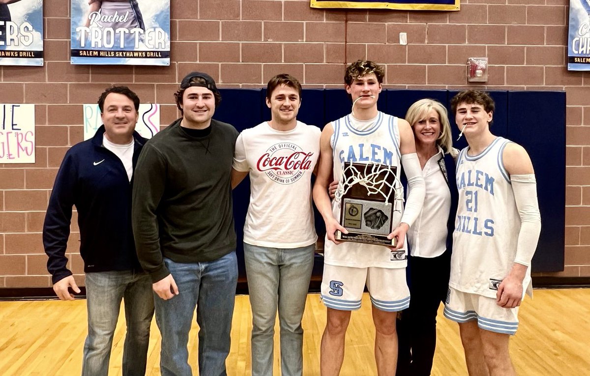 Action_Jax44's tweet photo. Great team win over Spanish Fork on Senior Night to clinch Region 9 co-championship! State b-ball tournament starts next week. Love my team, Go Skyhawks!! @hills_salem @James_Nelson33 @johnnelson_65 @deadeye_dave @CriddleBenjamin @CougConnect @TotalBlueSports https://t.co/gCLar0jk7J