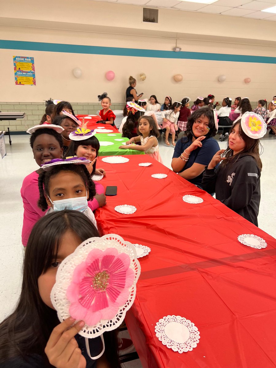 CarterParkFWISD's tweet photo. Look how elegant our young Wildcats ladies look as they enjoy a tea party.
Mira lo elegantes que se ven nuestras jóvenes Wildcats mientras disfrutan de una fiesta de té.
February 14,2023
#fortworthisd
#carterparkelementary
#teapartytime
@Drmamouton
@FortWorthISD https://t.co/rjYnqsSHIV