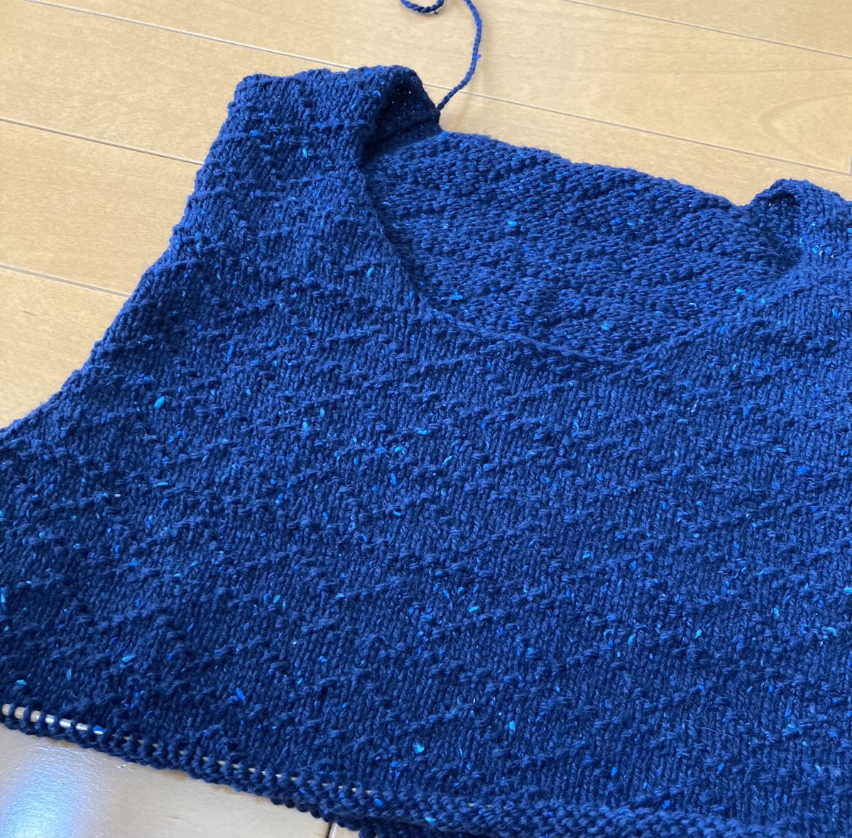 nao_knitting_'s tweet photo. 文章パターンに慣れるためにメンズ用のベストを編んでいます。紺色の毛糸は編み目が見にくい😂
#棒針編み
#編み物好きさんと繋がりたい https://t.co/19wuVzSYnv