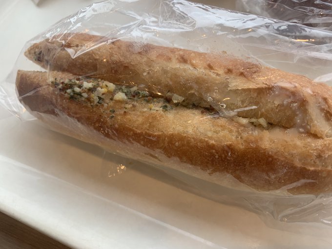 ロイズでガーリックパン買ったのだ!
マスタードも入っててオイシイ! 