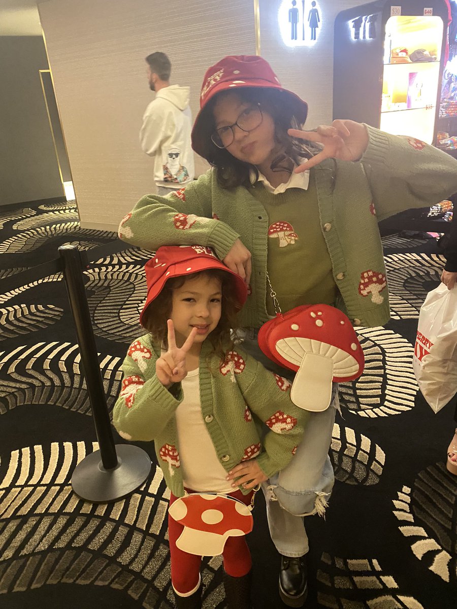 MrsRoberts702's tweet photo. Vegas Family loves @katyperry our 3rd show but first time with Daddy! Made him sit up front! @ResortsWorldLV @PerryPlayLand https://t.co/s3XEbaJuxA