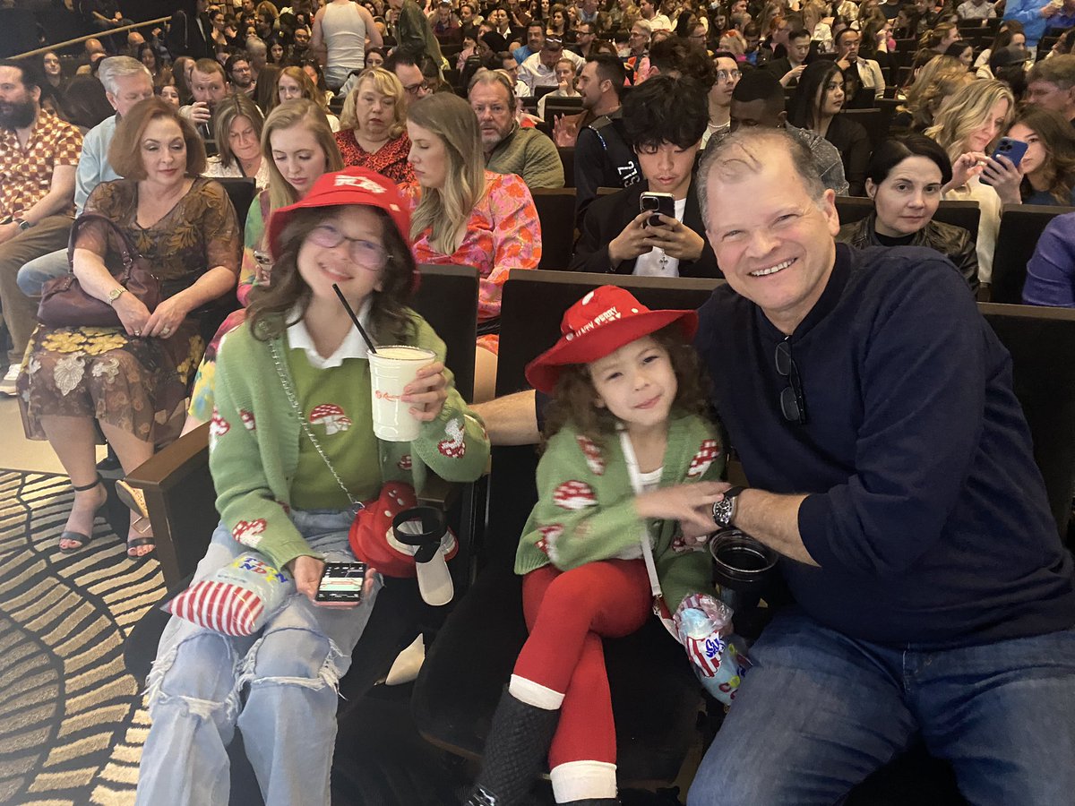 MrsRoberts702's tweet photo. Vegas Family loves @katyperry our 3rd show but first time with Daddy! Made him sit up front! @ResortsWorldLV @PerryPlayLand https://t.co/s3XEbaJuxA