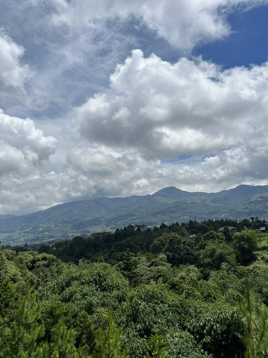 Alisadik05's tweet photo. Sunny sunday #cloud  #mountain https://t.co/rZ6MuOHQsq
