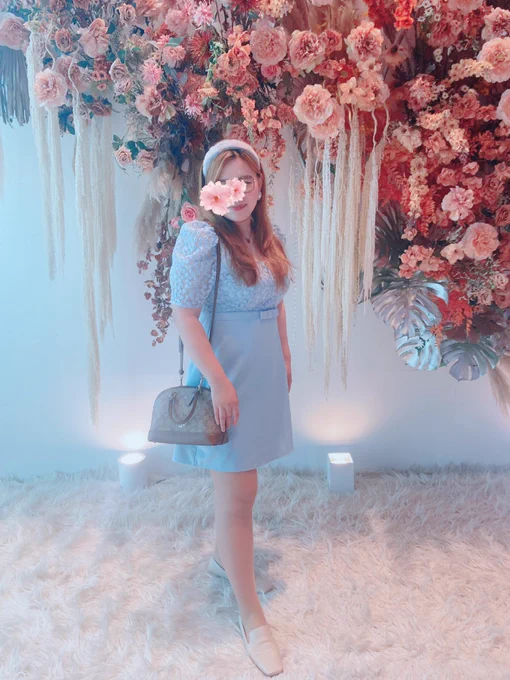 เพื่อน: งานไม่มีเดรสโค้ด แต่ดอกไม้สีเอิร์ธโทนนะเจ๊ฉัน: เคๆ /ใส่สีฟ้า-- 