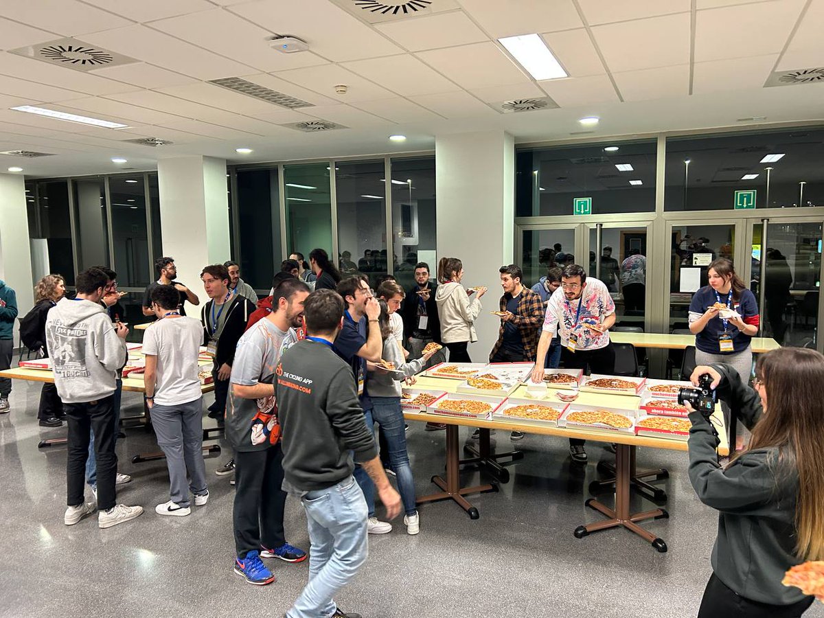 GameJamAlicante's tweet photo. Anoche nuestros amigos de @allinbiking se enrollaron e invitaron a pizza a los jammers, para que afrontaran la recta final de la #GameJamAlicante2023 con fuerzas. ¡Así da gusto! https://t.co/8n8Fopb72U