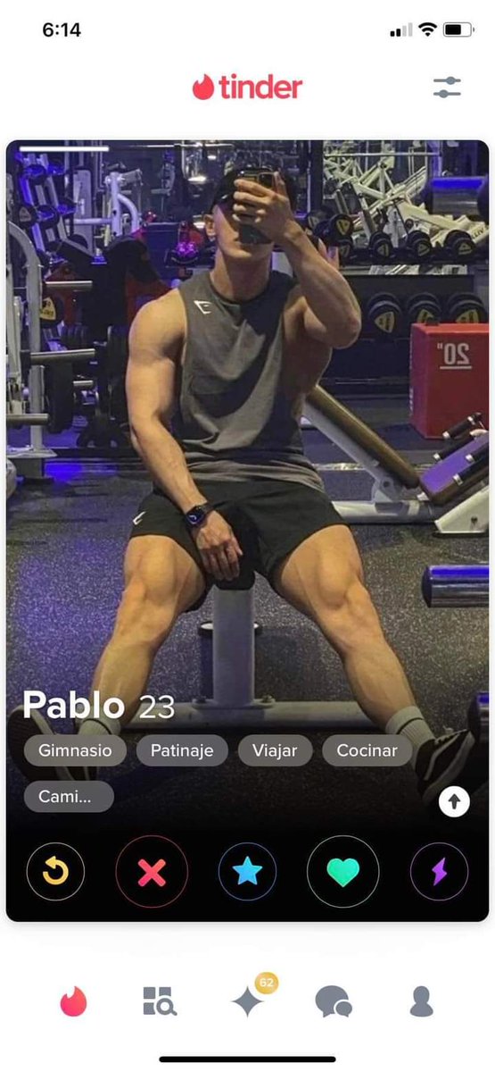 itsabee14's tweet photo. Yo llorandole a Hoseok y resulta que anda en tinder y se llama Pablo https://t.co/62o7pOPaoX