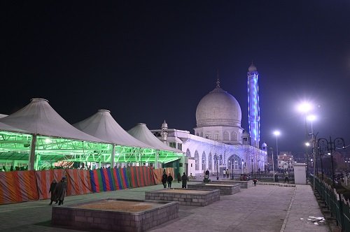 RisingKashmir's tweet photo. #Shab-#e-#Mehraj #observed #across #valley with #religious #fervour, #gaiety
#Shrines , #mosques #reverberate with #night-#long #prayers, #durud #Thousands throng #Hazratbal #Shrine
https://t.co/Sk7NQ5JQXz https://t.co/FSVsJx4dUY