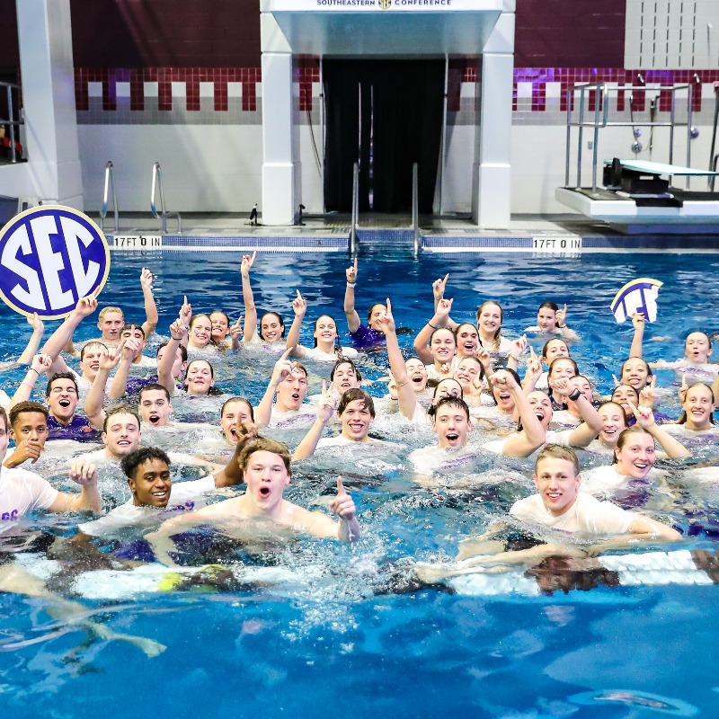 GatorsSwimDv's tweet photo. SEC Men's and Women's Champions

Got a nice ring to it 🏆🏆🐊

#GoGators