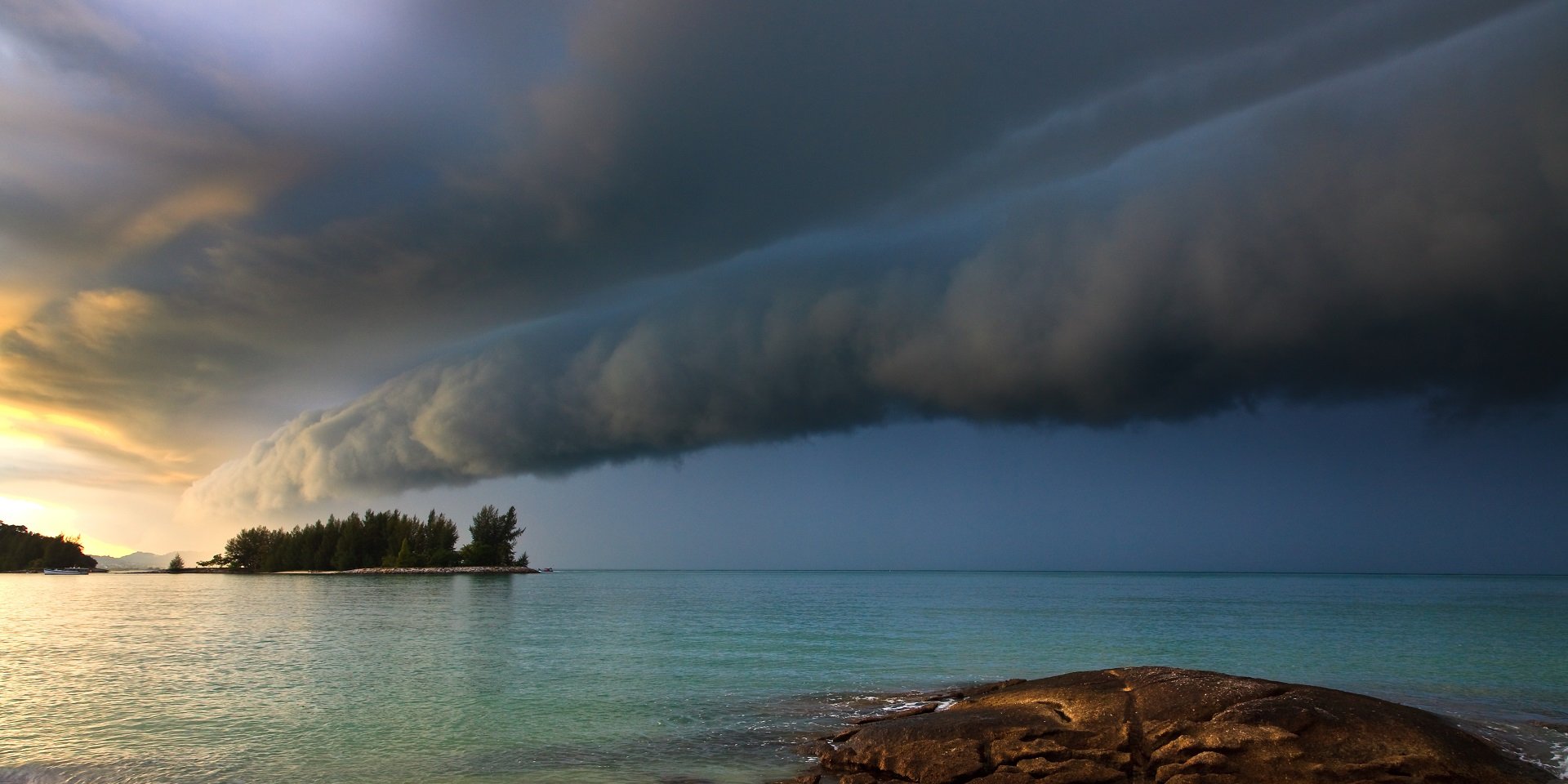 14. Arcus

Not common but they look incredible. These are low-lying, long, and thin clouds which pre