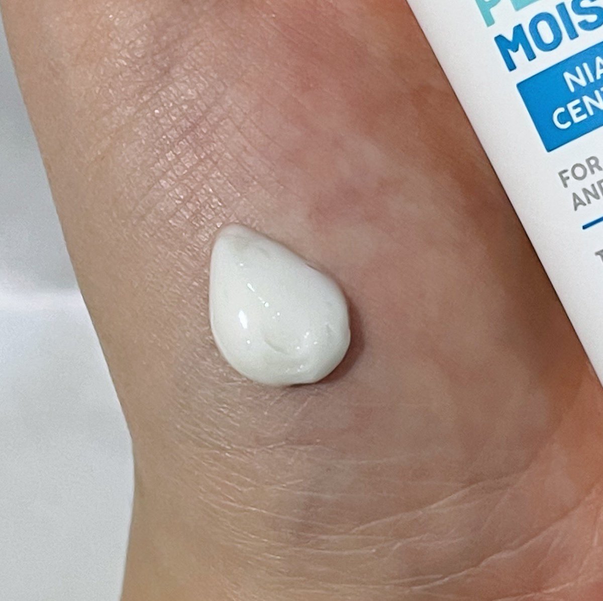 Chiuter's tweet photo. น้องวนกลับมาอีกรอบ MOISTURIZER ของ HAPPY TO THE SKIN เนื้อเข้มข้นแต่เกลี่ยง่าย รอแป๊ปนึงซึมลงผิว ไม่เหนอะหนะ ผิวนุ่มชุ่มชื้นสุดๆ มีส่วนผสมของใบบัวบกและNiacinamide ปลอบประโลมผิว ลดการอักเสบ ลดรอยแดงรอยดำ อ่อนโยน ไม่อุดตัน ราคาน่ารักมากลดอยู่เหลือ 325.- แพคเกจก็สวย #ถูกและดีบอกต่อ https://t.co/lm62LXbyWs