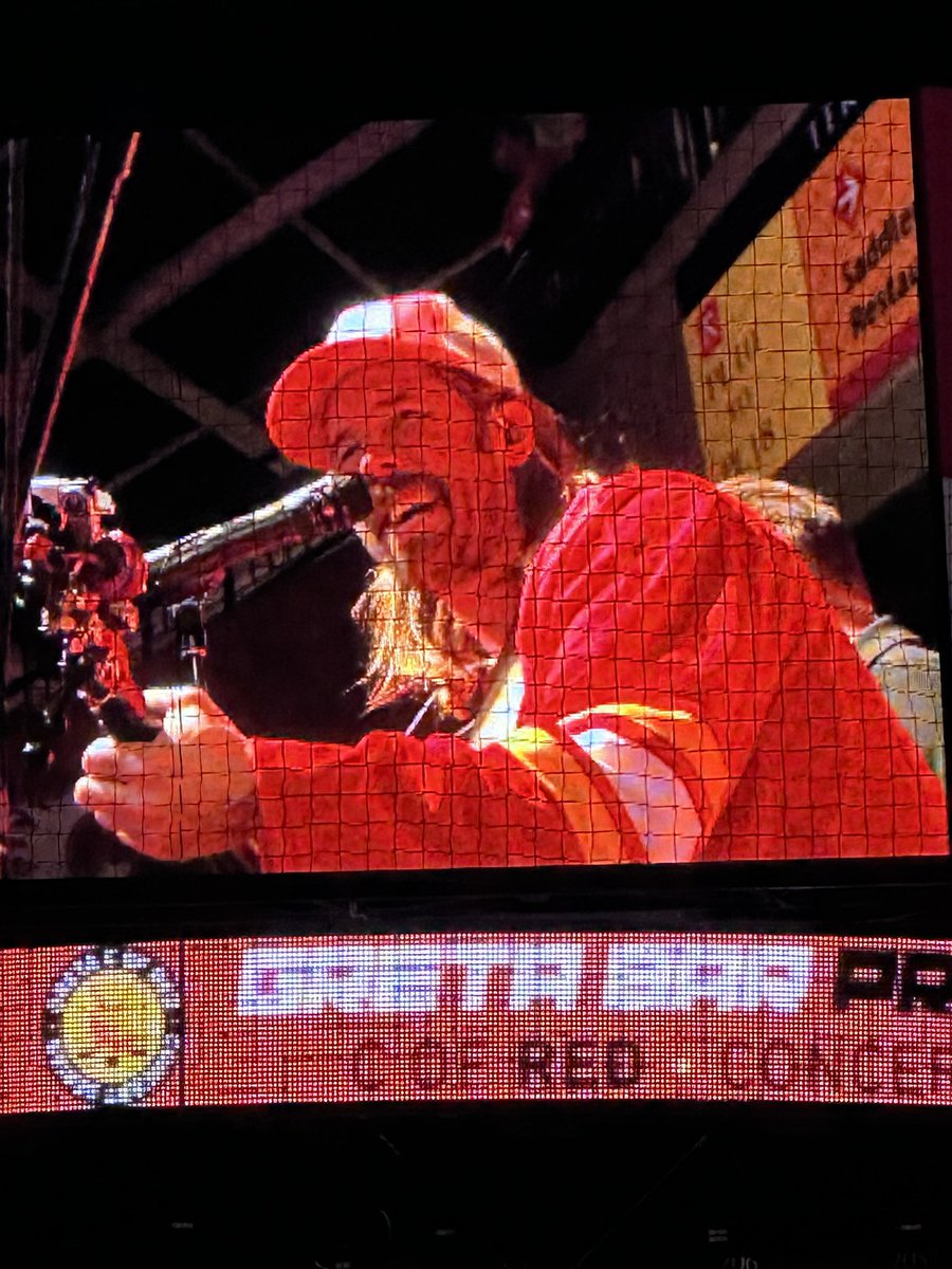mh0878's tweet photo. Great intermission entertainment tonight with @drewgregory_ https://t.co/gELTd6qzrl
