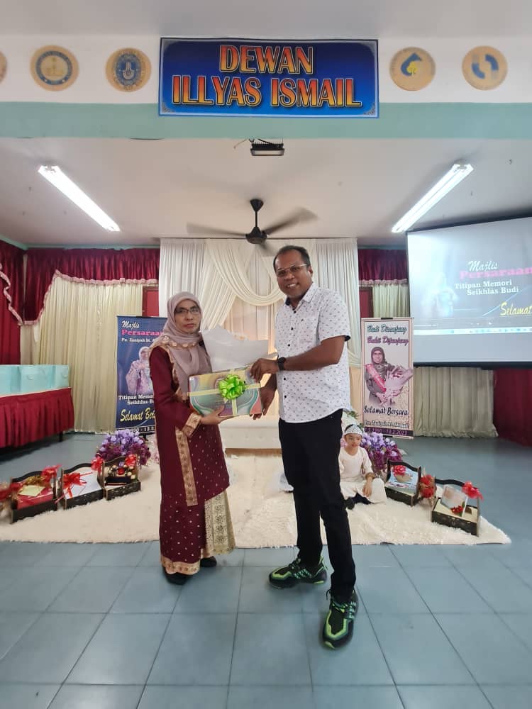 scheekeong's tweet photo. 13/02/23 Cikgu Zaniyah, guru kelas saya semasa Darjah 1 bersara. Kebetulan ada perasmian sidang Parlimen oleh YDP Agong.

Jadi saya terpaksa hantar wakil kirim hadiah buat Cikgu. 

Saya belikan Cikgu AlQuran digital yg ada bacaan. Mudah Cikgu dengar bacaan yg betul nanti. 
1/3 https://t.co/ADa7PgFSEC