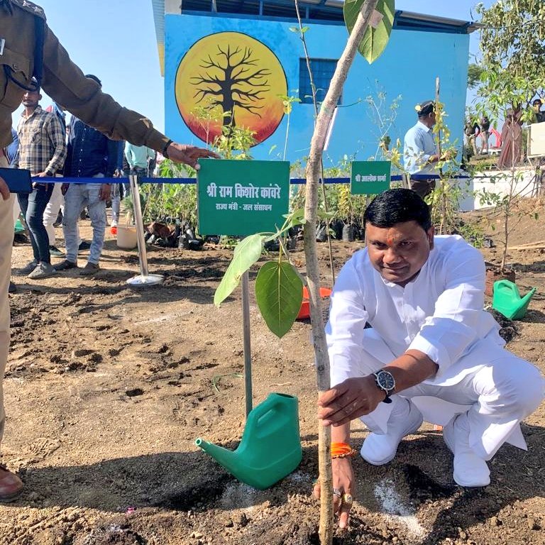 kawreramkishor's tweet photo. माननीय मुख्यमंत्री श्री @ChouhanShivraj जी द्वारा र��पित किये जा रहे पौधारोपण के दो वर्ष पूर्ण होने पर आज राजाभोज एयरपोर्ट के समीप माननीय मुख्यमंत्री जी व सभी मंत्रीगणों के साथ पौधरोपण किया।

#OnePlantADay 
#GreenMPwithShivraj https://t.co/pSBVfuwN10