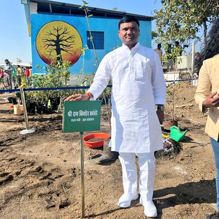 kawreramkishor's tweet photo. माननीय मुख्यमंत्री श्री @ChouhanShivraj जी द्वारा र��पित किये जा रहे पौधारोपण के दो वर्ष पूर्ण होने पर आज राजाभोज एयरपोर्ट के समीप माननीय मुख्यमंत्री जी व सभी मंत्रीगणों के साथ पौधरोपण किया।

#OnePlantADay 
#GreenMPwithShivraj https://t.co/pSBVfuwN10