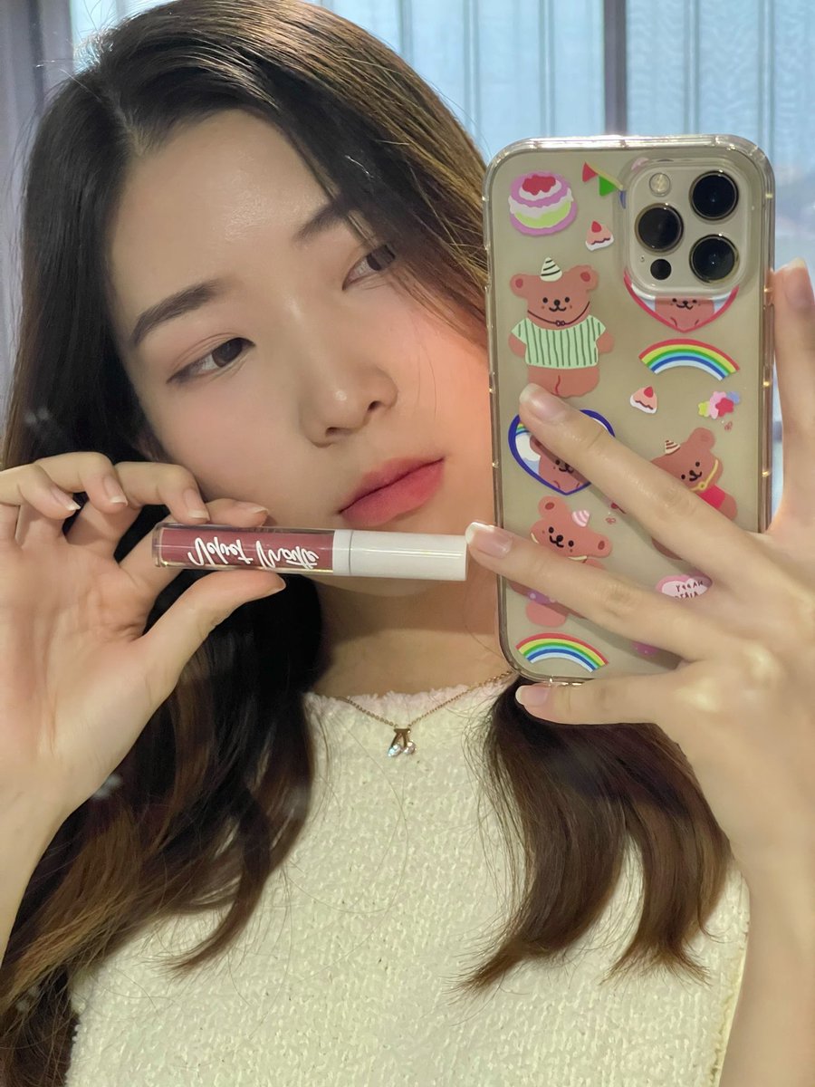 pearseprem's tweet photo. ถูกแล้วดีมีอยู่จริงนะ ลิปเวลเวดของ beWILD ก็คือเนื้อลิปนุ่มมาก สีชัดสุดๆไปเลย ปากไม่แห้งด้วย ส่วนตัวชอบสี 03 rosewood มากอะ ชมพูตุ่นๆนัวๆ น้องเอามาทาปากทาแก้มทาตาได้ ลุคออกมากจุ๊บุแบบนี้เลอ <3 #bewildcosmetics #lipsbewild #velvetmatte #รีวิวbewild #ของดีบอกต่อ @beWiLDCosmetics https://t.co/BL1z2jd0Li