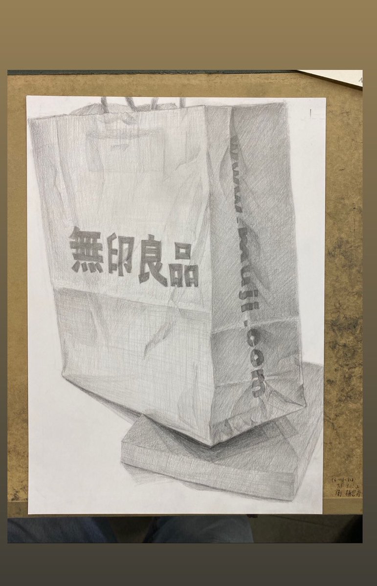 前のデッサンのやつ！！
先生にロゴ褒められただー！！