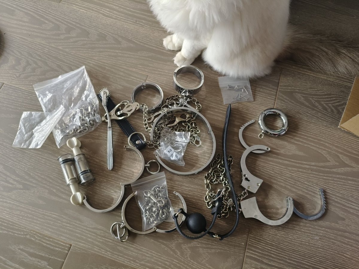 今天整理房间，翻出来好多以前买的东西，原来我曾经也这么喜欢重金属风格。