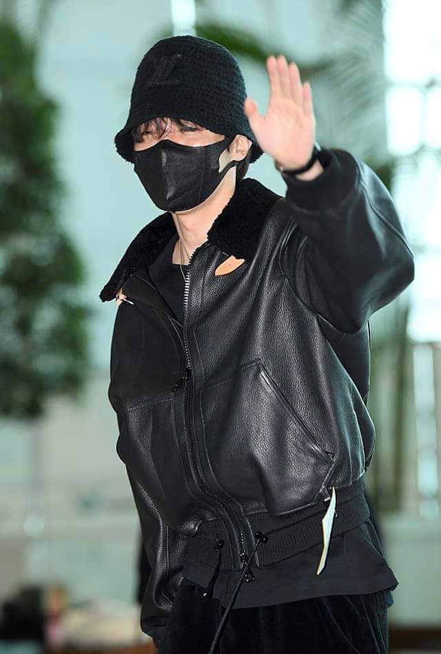 bts_sofi__'s tweet photo. Hobi at Incheon Airport leaving for New York an his overseas schedule ✈️ https://t.co/e9hxwitSsJ