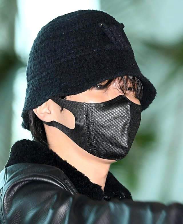 bts_sofi__'s tweet photo. Hobi at Incheon Airport leaving for New York an his overseas schedule ✈️ https://t.co/e9hxwitSsJ