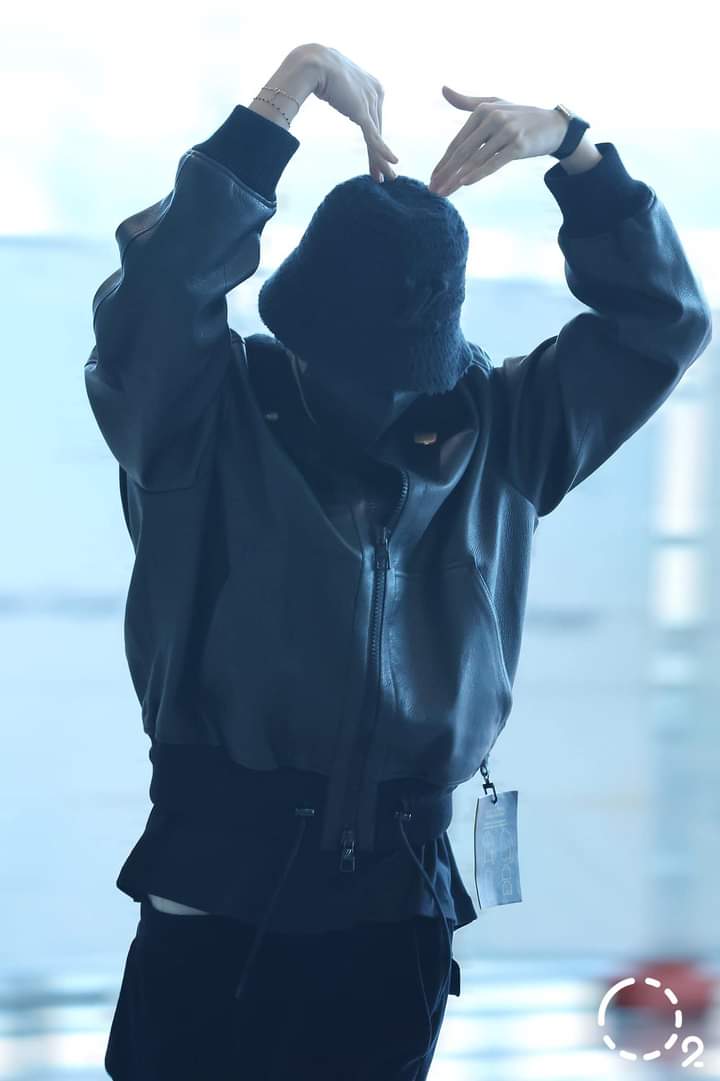 bts_sofi__'s tweet photo. Hobi at Incheon Airport leaving for New York an his overseas schedule ✈️ https://t.co/e9hxwitSsJ