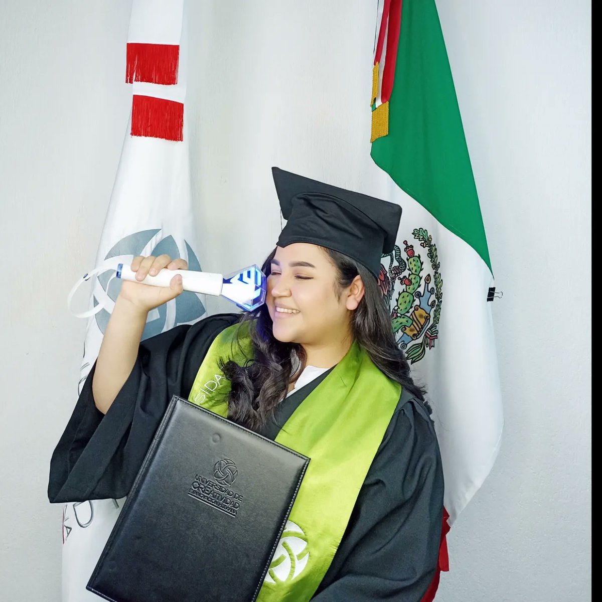 moniicalemann's tweet photo. Hoy ganó ELF💙🫂 felicidades a Jessi por su graduación y en mi caso fue la sesión de fotos en la universidad y no podía falta la Lightstick #ELF #SUPERJUNIOR #ProudELF #PROM
Solo queda decir: I'm ready for you now!!! https://t.co/jPyezKXG95