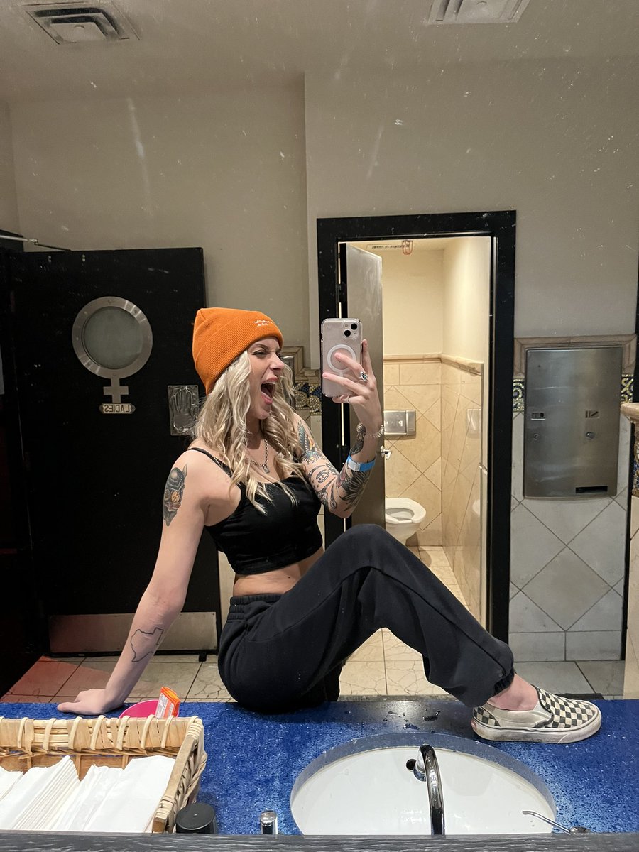 budweiserbreath's tweet photo. Denver 🖤 https://t.co/aohOBuccDw