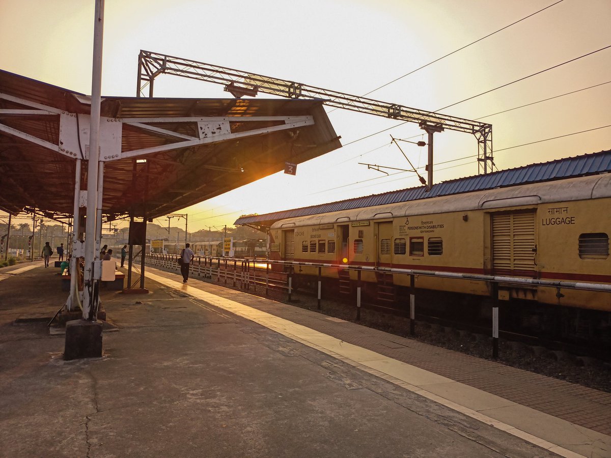 Train......!!
#railways #of #trains #train #railway #world #trainspotting #our #rail #railfans #railroad #trainspotter #railwayphotography #photography #instagram #railfan #railwaystation #europe #indianrailways #trainstagram #trainphotography #locomotive #class #travel #india