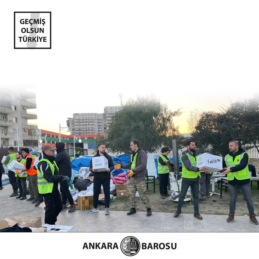 ankarabarosu's tweet photo. Ankara Barosu olarak deprem felaketinin yaralarını sarmak için Hatay’da meslektaşlarımızla birlikte dayanışmaya devam ediyoruz…

Meslektaşlarımızla omuz omuza umudumuzu diriltmek için…
Barolarımızın yanındayız…  

ANKARA BAROSU https://t.co/B6YqT33UHo