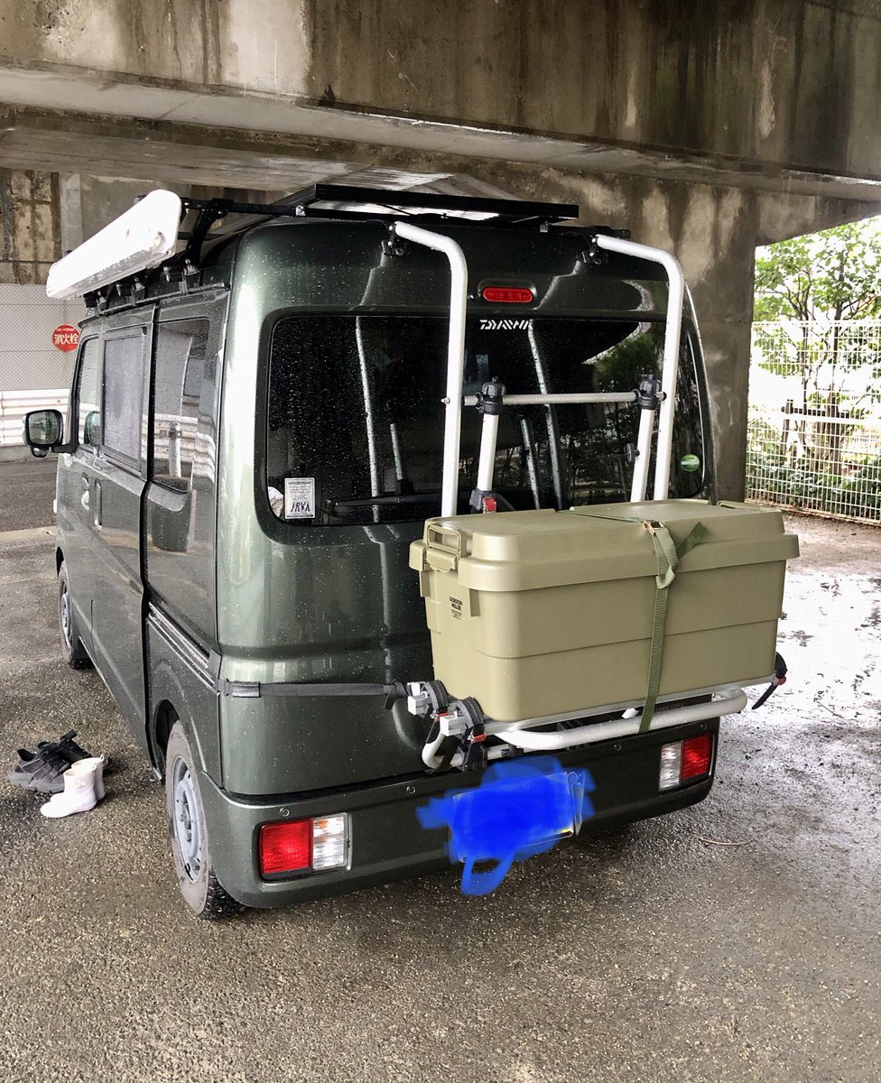 70Caravan76's tweet photo. 妻の軽キャンに
サイクルキャリアを
利用してゴミ箱(カーゴ)
をDIYし取り付けました。
雨が降って大変ですが、
また一つ楽しみが増えました。
一点キャリアが重いので
リアゲートダンパーも交換しています。
想定内ですが痛い出費でした。 https://t.co/KNtJTeveaU