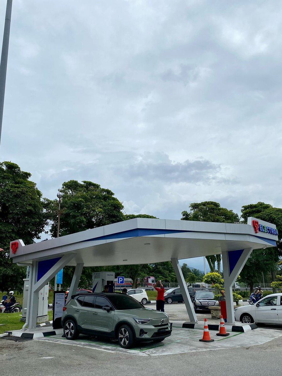 LimMeiFen1's tweet photo. Balik kampung and just tried the fastest charging station in Malaysia from @Tenaga_Nasional x @Siemens Sicharge situated at R&amp;R Tapah. Charging from 35%- 90% in just 25 mins. Free trial until end of this month. Rate RM2.80/min. Good job tnb 👏 https://t.co/bVNyg3Q6Pz