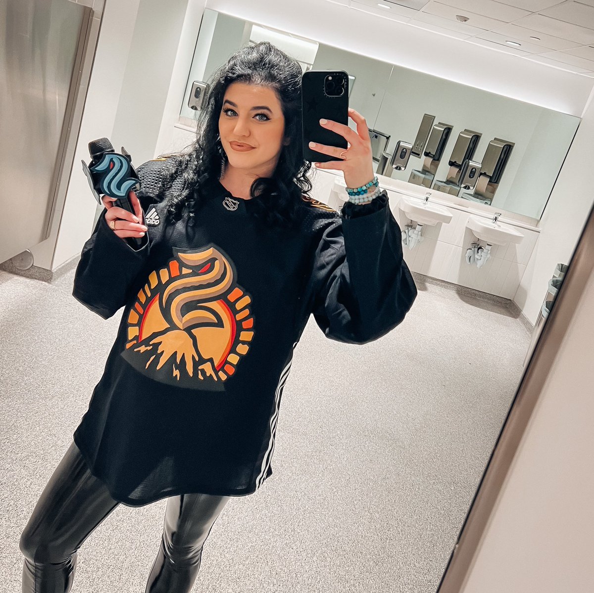 angelicasalem's tweet image. the jerseys tho 🔥🔥🔥🔥 @ thesoufender x @seattlekraken x @ClimateArena 

#SeaKraken #InGameHost #ClimatePledgeArena #blackhistorymonth #blackhockeyhistorymonth #Host #nhl #hockeyisforeveryone