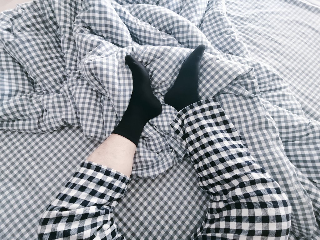 Max_yun97's tweet photo. White or Black
#袜子
#同志 
#白袜 
#黑袜子 https://t.co/gbKuSoxW4e