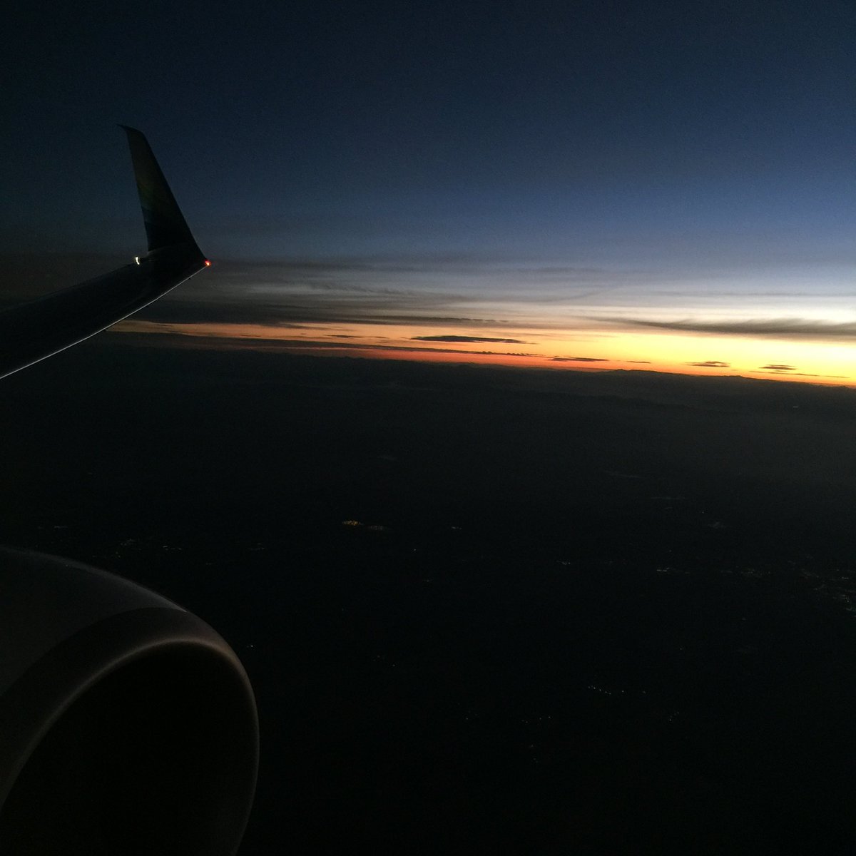markwstewart's tweet photo. @AlaskaAir SB SEA-BUR sunrise over  California. https://t.co/AOrubJ0p41